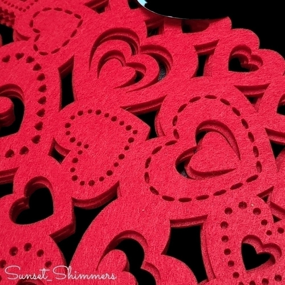 4PC Set Cynthia Rowley Valentine Cut out Heart Shaped Placemat Chargers Set New - Picture 4 of 6